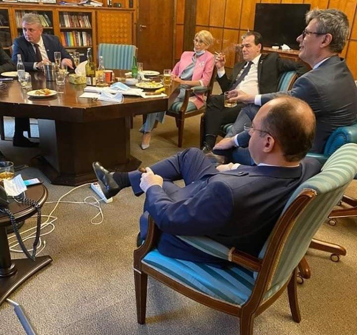  Prima reacţie după fotografia virală cu membrii Guvernului care stau lângă o masă plină