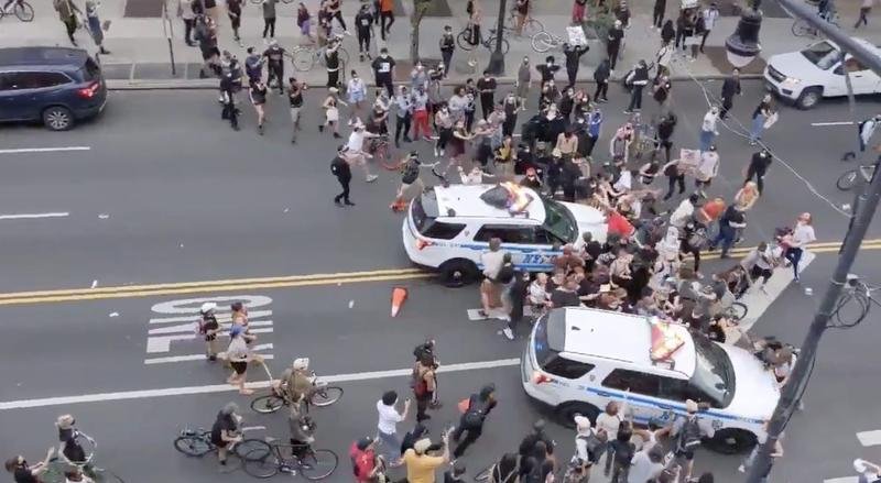  (VIDEO): Imagini șocante cu mașinile NYPD intrând în protestatari