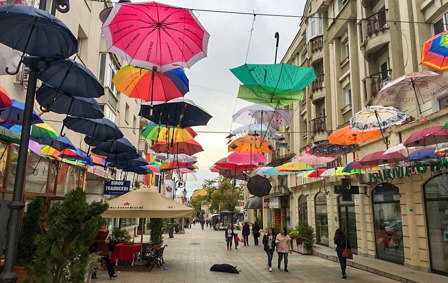  Festivalul umbrelelor pe strada Lăpușneanu. Un tricolor imens va acoperi zona