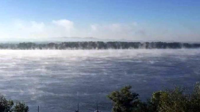  Fenomen uluitor pe Dunăre: fluviul a început să fiarbă. Care este explicaţia