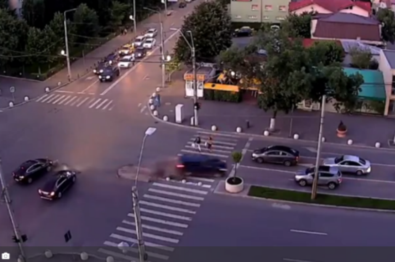 VIDEO: Accident spectaculos, cu 6 mașini implicate, filmat într-o intersecție din București