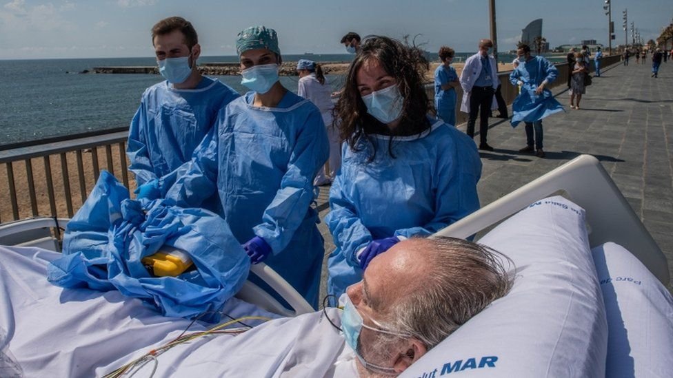  Gest emoționant al medicilor din Spania: duc bolnavii de COVID să vadă marea