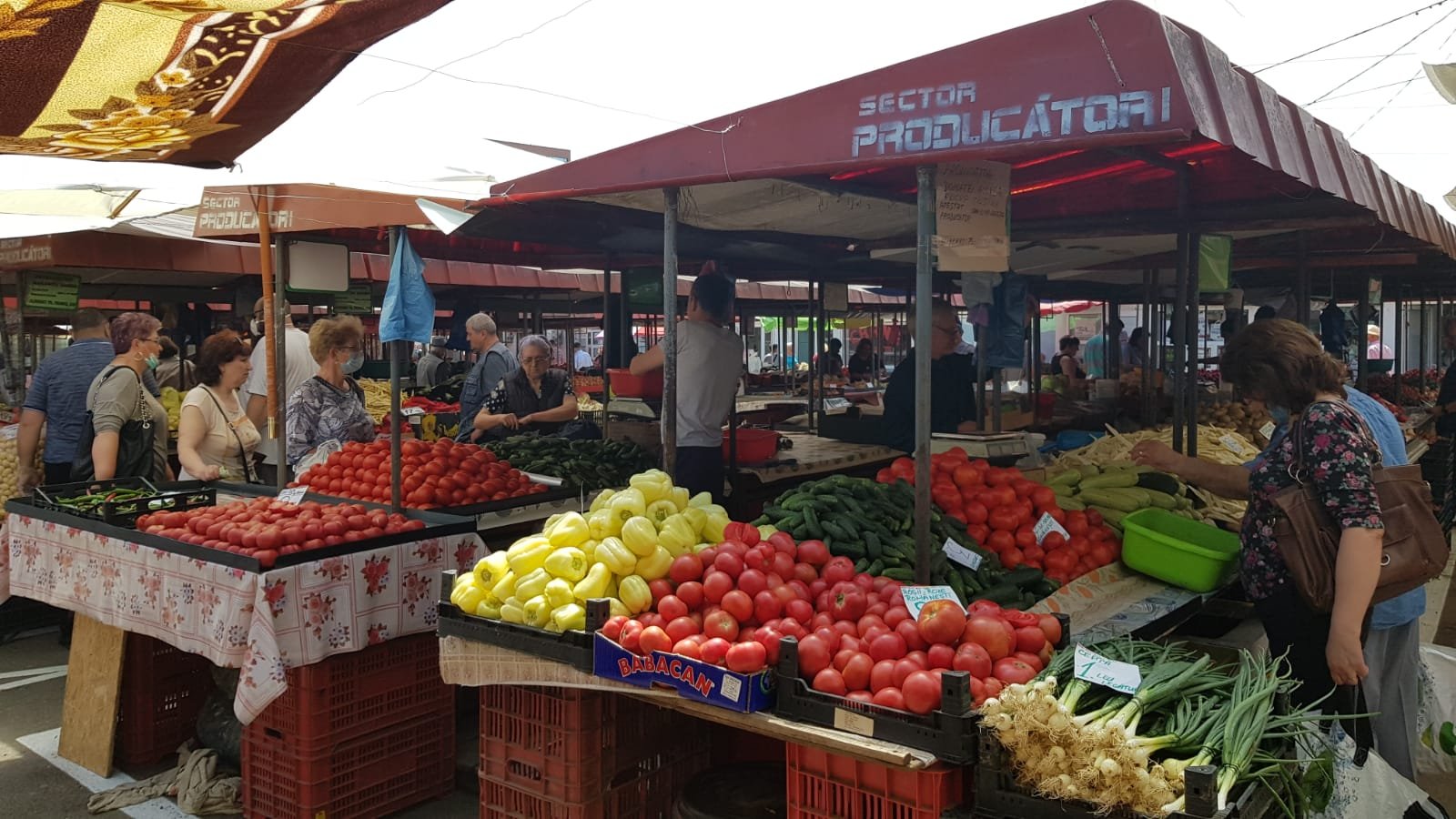  FOTO: Relaxare prea mare în piețele din Iași – comercianți fără măști, lipsă dezinfectant