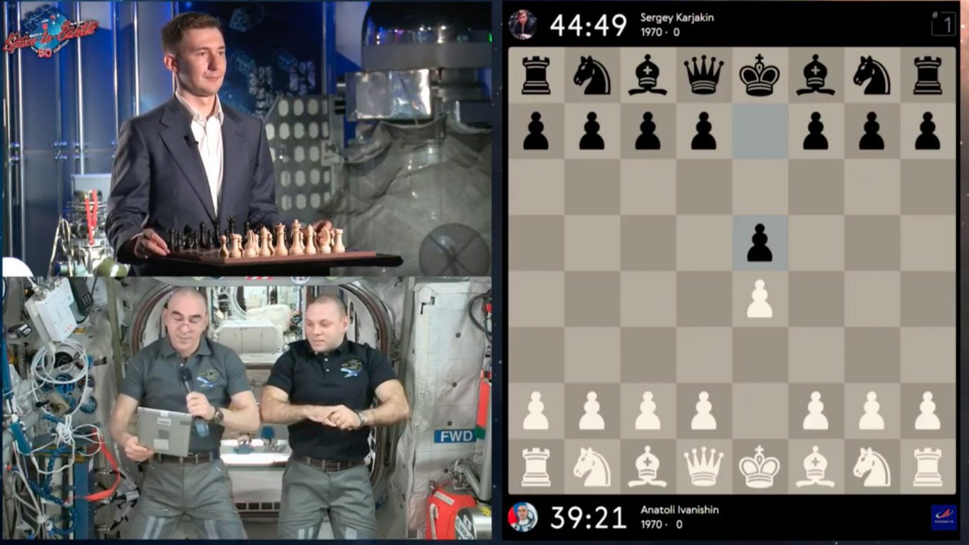  Cosmonauţi de pe Staţia Spaţială Internaţională au jucat şah cu un campion de pe Terra