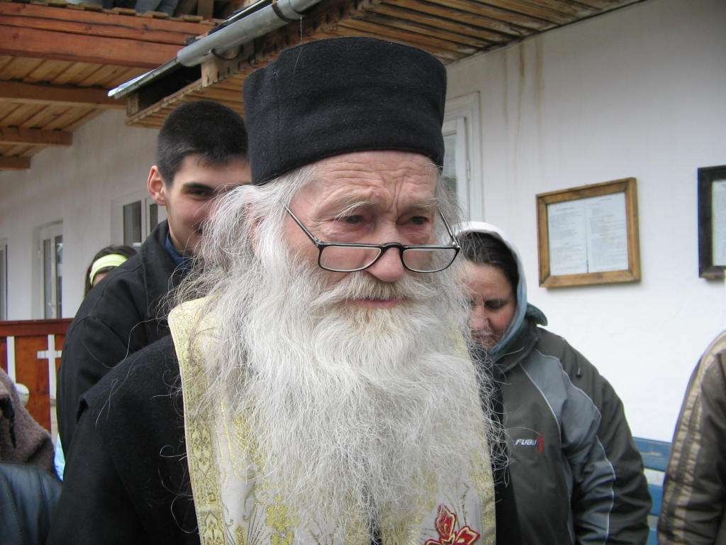  Petiție controversată pentru deshumarea vestitului părinte Iustin Pârvu.”Să mă scoateţi afară”