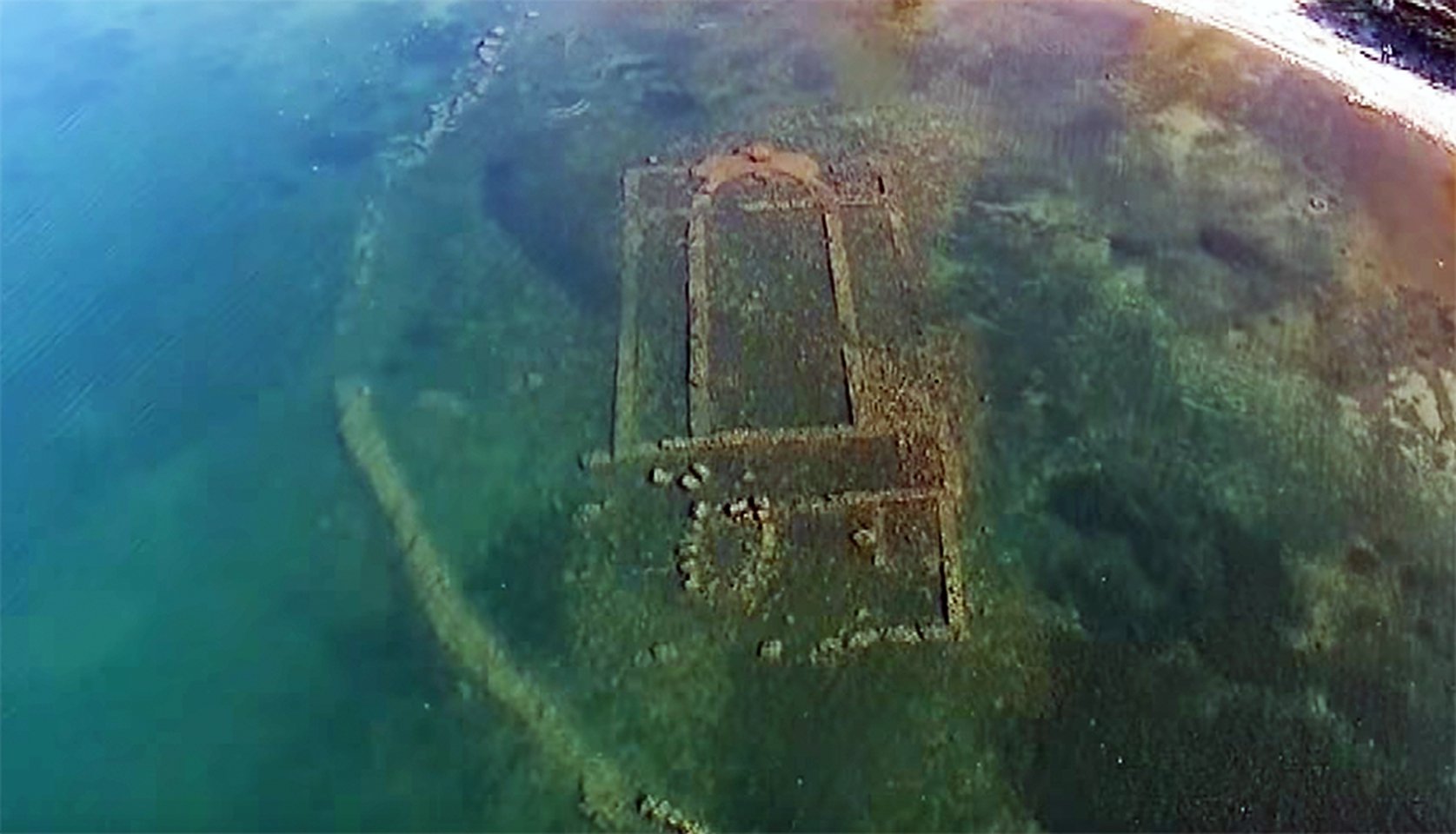  Ruinele fantomatice ale unei biserici vechi de 1600 de ani au ieșit din adâncuri. Fuseseră acoperite de ape