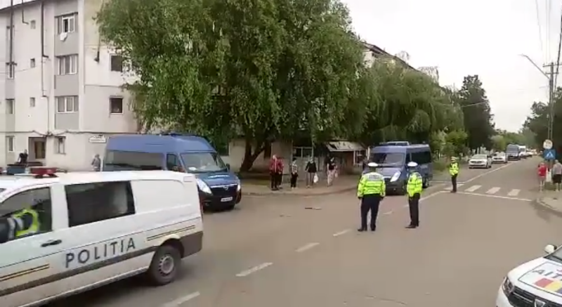  VIDEO: Zgomot infernal în Murgeni, orașul ocupat de polițiști după bătăile dintre țigani. Percheziții și rețineri
