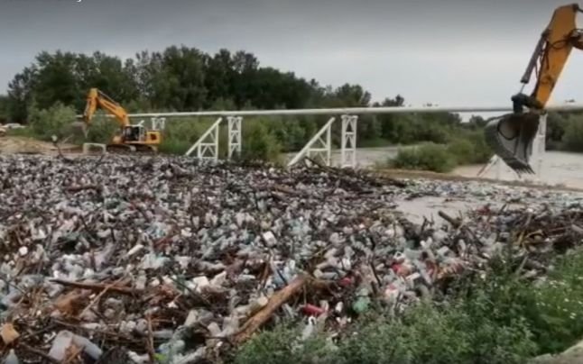  VIDEO: Dezastru ecologic în Olt. Râu înfundat cu tone de gunoaiele aduse de ape