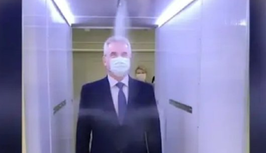  Persoanele care-l vizitează pe ţarul Putin, obligate să treacă printr-un tunel dezinfectant