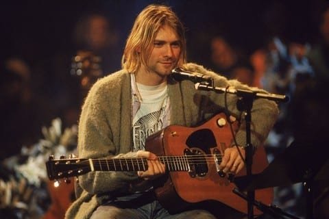  Chitara lui Kurt Cobain a fost vândută la licitaţie pentru 6 milioane de dolari, un record