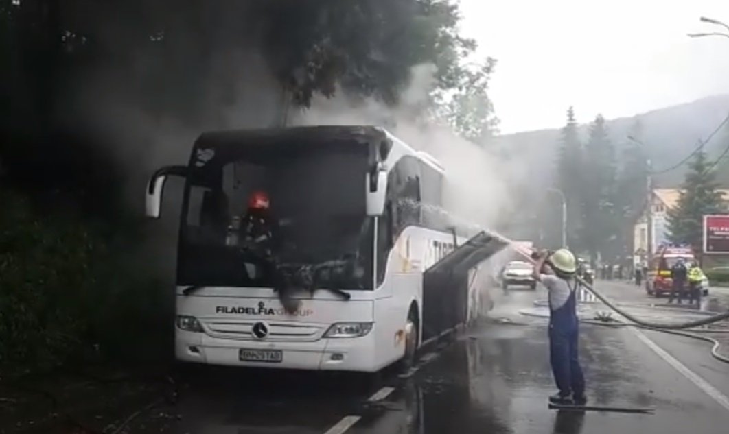  VIDEO: Un autocar cu 46 de persoane la bord a luat foc în Azuga
