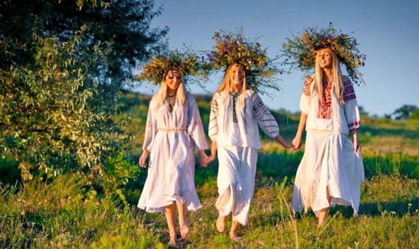  Tradiţii de Sânziene: La noapte, fetele îşi pot afla ursitul dacă își pun flori sub pernă