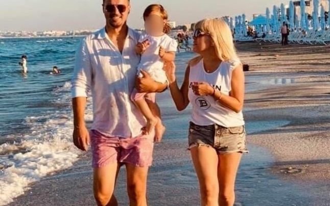  Elena Udrea s-a pozat cu iubitul şi fiica lor pe litoralul românesc