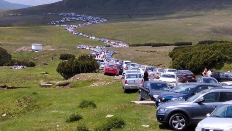  Imaginea virală cu aglomeraţia de maşini de pe platoul Bucegi. Explicaţia autorităţilor