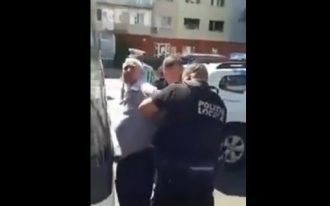  VIDEO: Un şofer de autobuz a fost încătuşat din cauză că nu purta mască de protecţie
