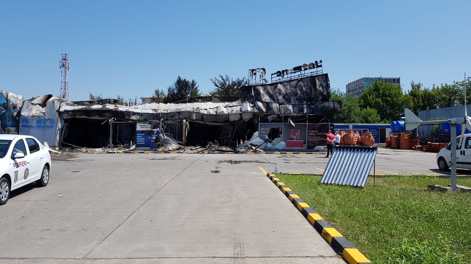  IMAGINI: Ce a rămas în urma incendiului care a mistuit hala Romstal din Iași