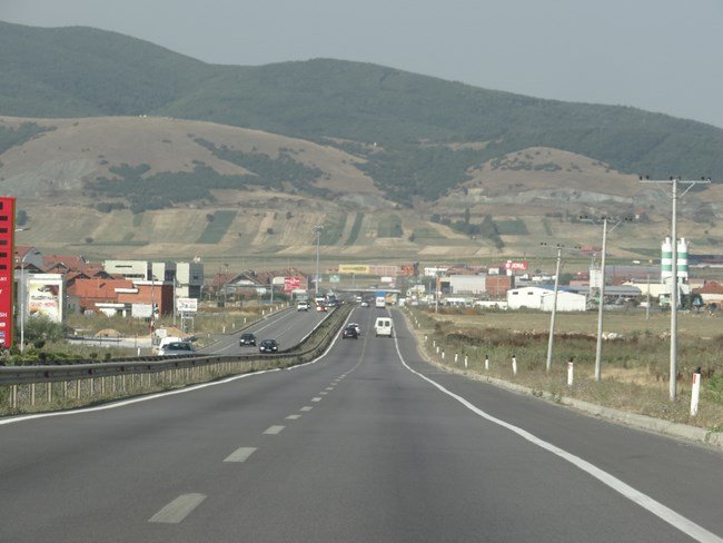  Kosovo reintroduce o interdicţie de circulaţie noaptea în capitală şi trei oraşe