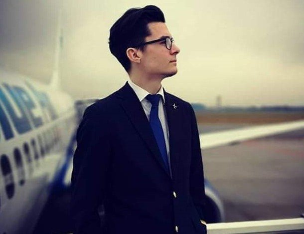  Însoţitorul de zbor de la Blue Air Iaşi care s-a sinucis va fi înmormântat marţi