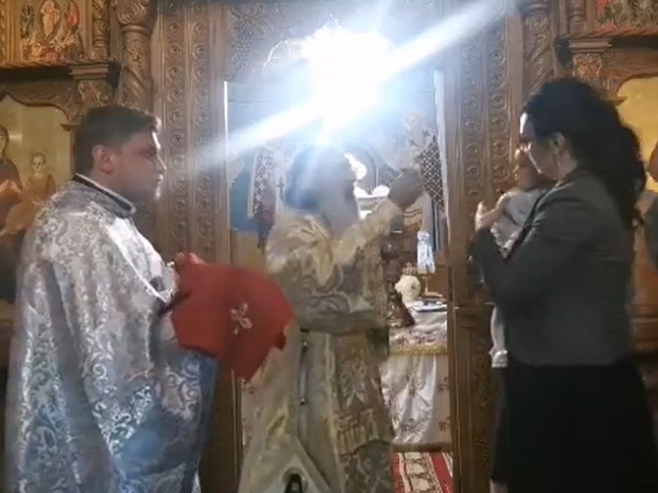  VIDEO: Enoriași fără mască la o slujbă oficiată de Teodosie. Aceeași linguriță la împărtășanie