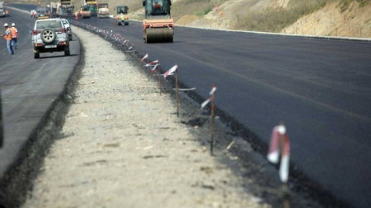  Bode se laudă că până la sfârşitul anului vor fi în lucru 250 km de autostrăzi şi drumuri expres