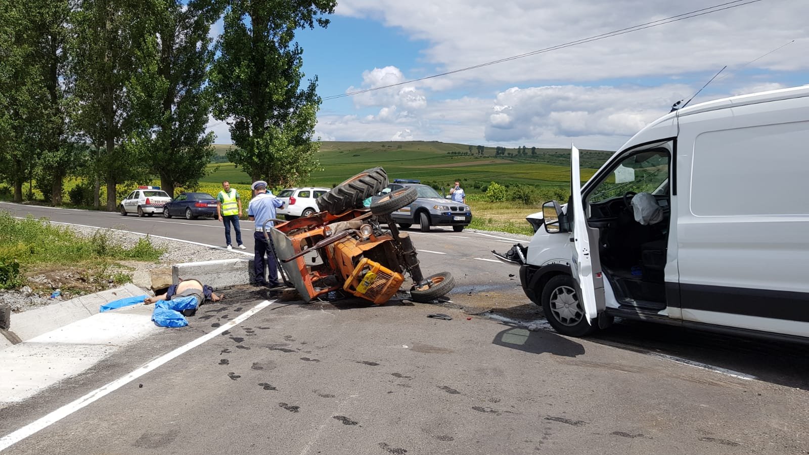  O autoutilitară a spulberat un utilaj agricol la Drăguşeni: două persoane au murit pe loc