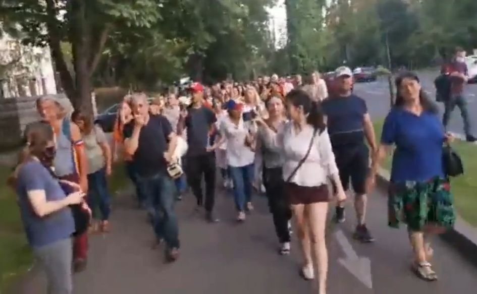  VIDEO: Aberațiile urlate de protestatarii anti-COVID care aplaudau în fața Ambasadei Rusiei: Ne zidesc în case