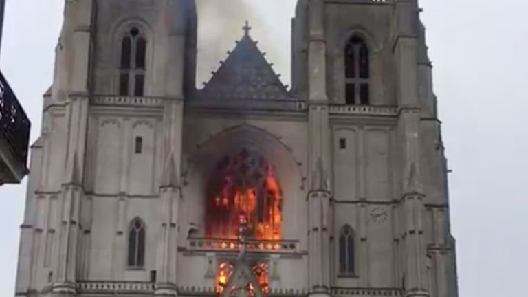  Autorităţile au indicii că incendiul de la catedrala din Nantes a fost premeditat