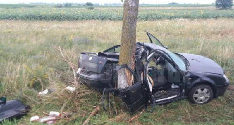  O șoferiță și-a încolăcit mașina în jurul unui copac. A murit pe loc