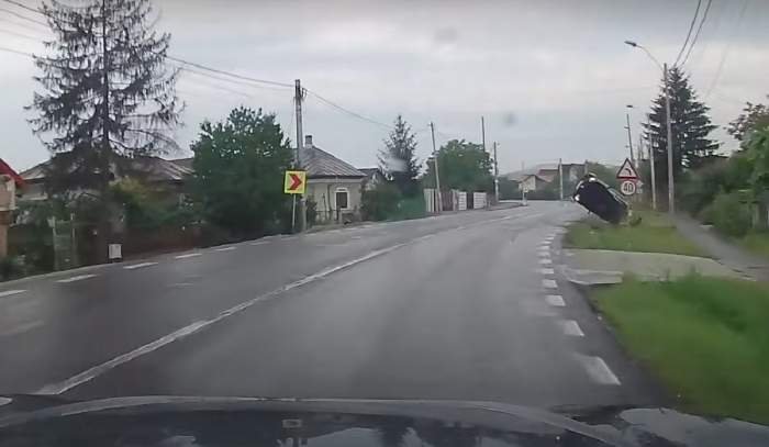  VIDEO: Renault filmat când face tumbe într-o curbă. În mașină se aflau trei adulți și un copil