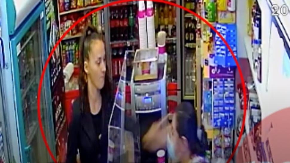  VIDEO: Femeia care a pălmuit o vânzătoare care i-a cerut să poarte mască a fost prinsă și amendată. Află cât a costat-o gestul agresiv