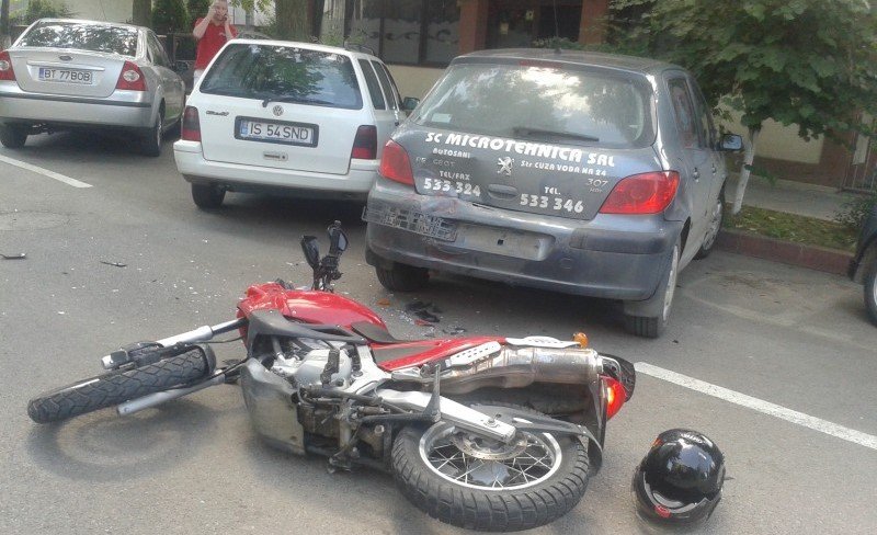  O maşină de Poliţie a spulberat un motociclist care circula regulamentar
