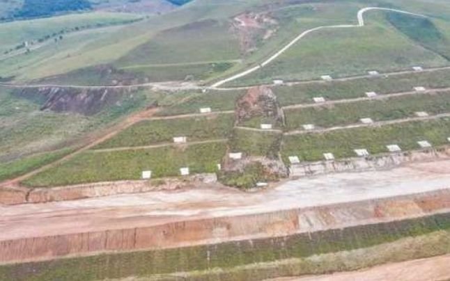  VIDEO: Alunecare de teren masivă pe lotul 1 al Autostrăzii Sebeş-Turda. Un deal a luat-o la vale, acoperind jumătate din corpul viitoarei şosele