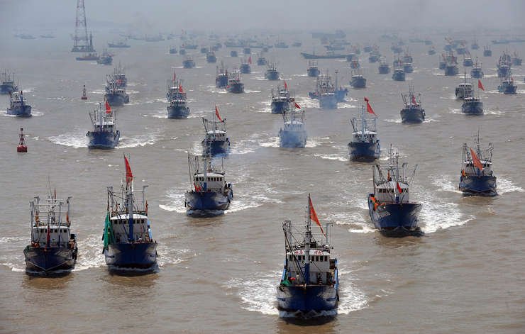  Sute de vapoare chineze pescuiesc ilegal în Coreea de Nord