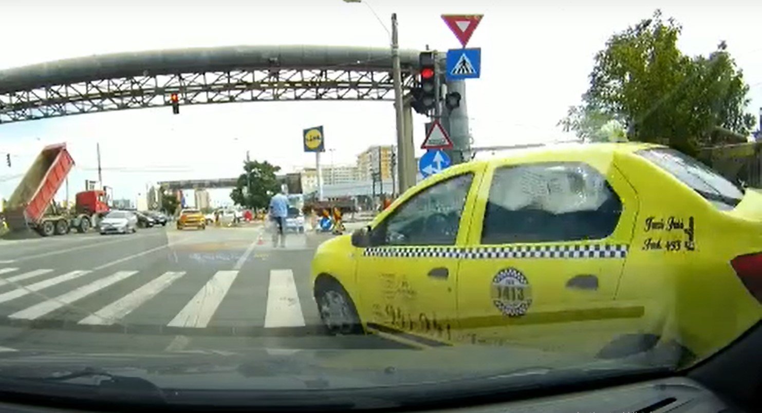  VIDEO: Taximetrist din Iaşi, cu Poliţia de faţă, urcă pe trotuar și depăşește pe roșu coloana