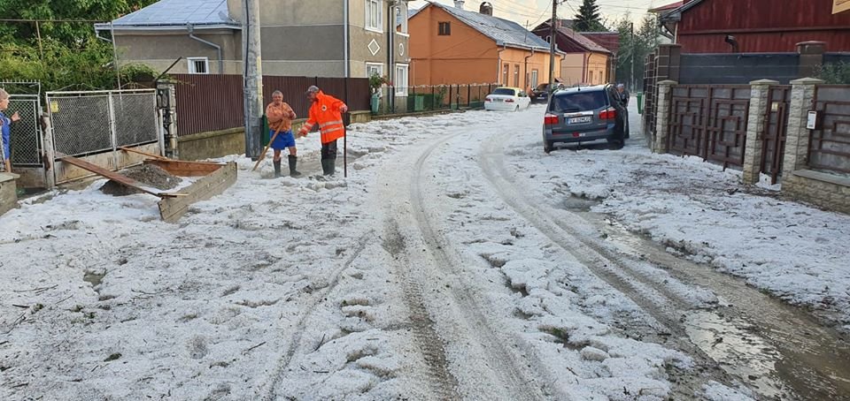  (FOTO) Imagini incredibile în iulie, din Gura Humorului: Străzi acoperite de gheaţă