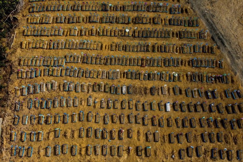  FOTO: Fața hidoasă a covid-ului. Mii de morminte săpate în ultimele zile în Brazilia