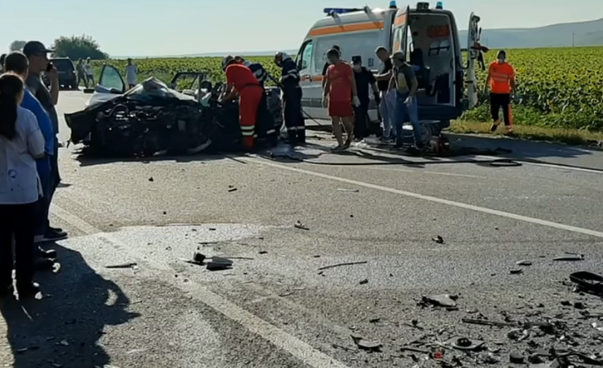  IMAGINI: Accident mortal la Iași. Șoferiță decedată după ce a lovit o mașină de transport valori