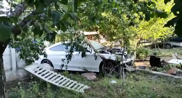  VIDEO: Mercedes alb făcut zob la Iași de iubita fiului lui Sile Cămătaru după o nuntă
