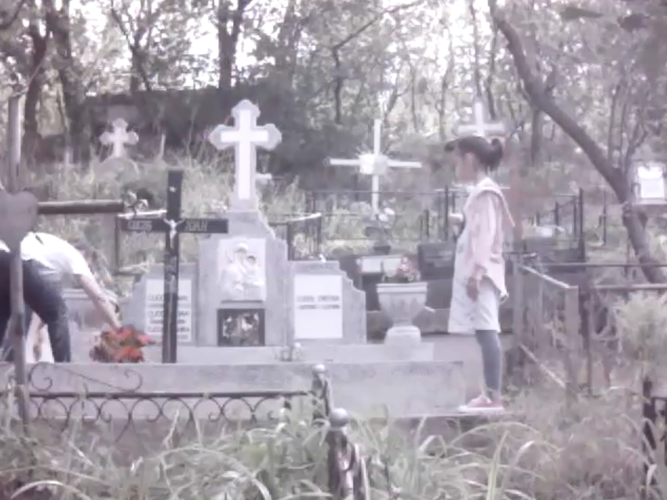  Cum se fură dintr-un cimitir din Iași! Disperate, rudele au montat camere video