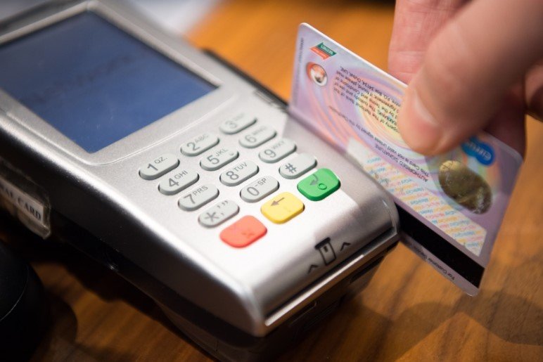  Tranzacţiile de plată cu carduri au crescut cu 10% în pandemie