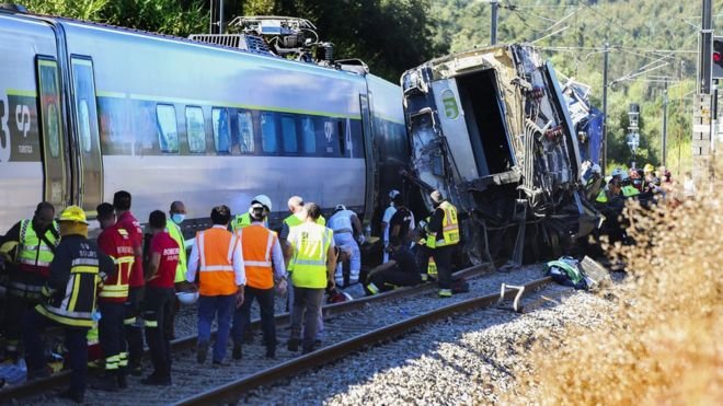  Zeci de răniţi şi un mort după ce un tren de mare viteză deraiază în Portugalia