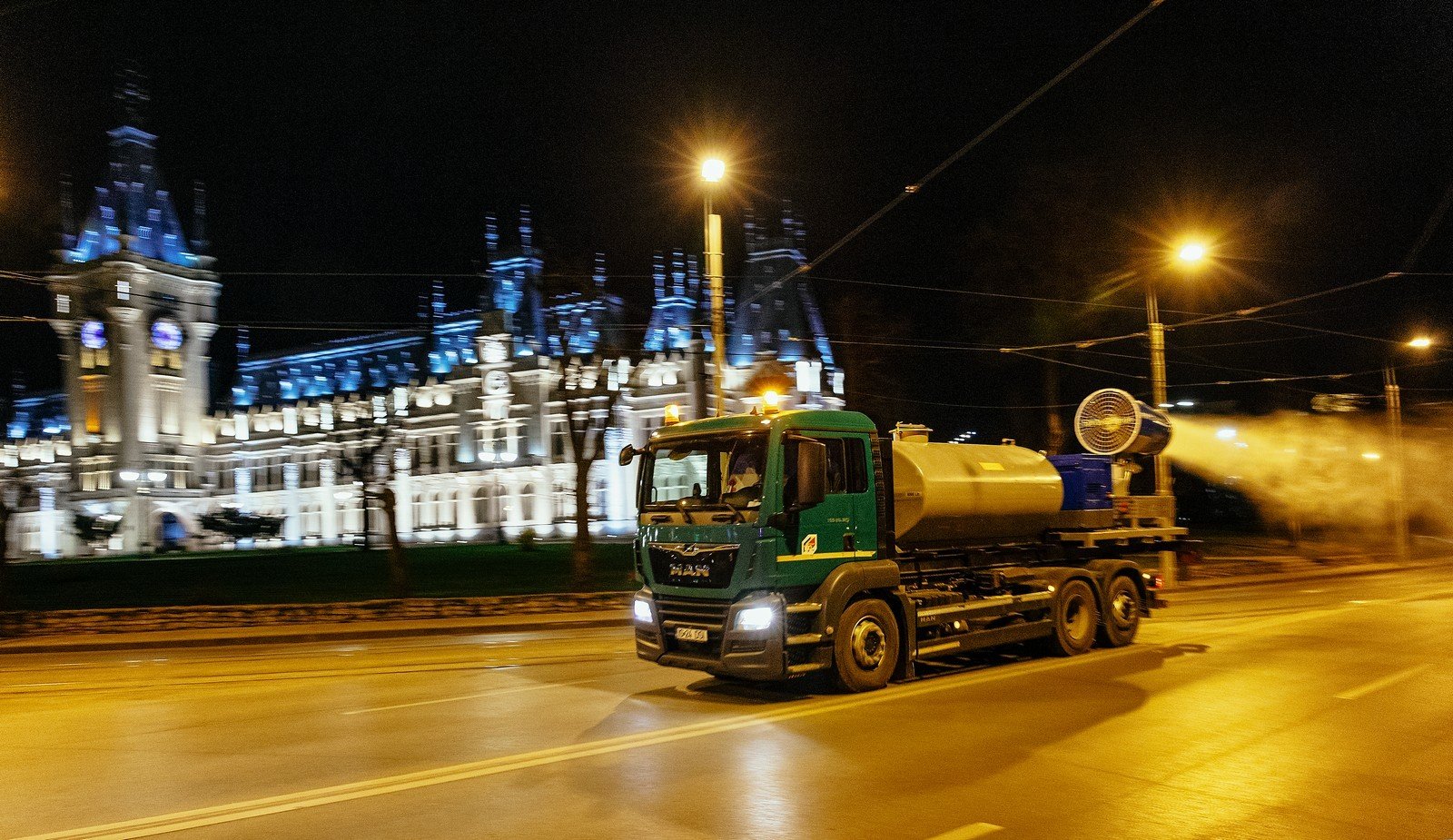  Ce substanțe sunt folosite pentru dezinfectarea străzilor din Iași pe timp de noapte