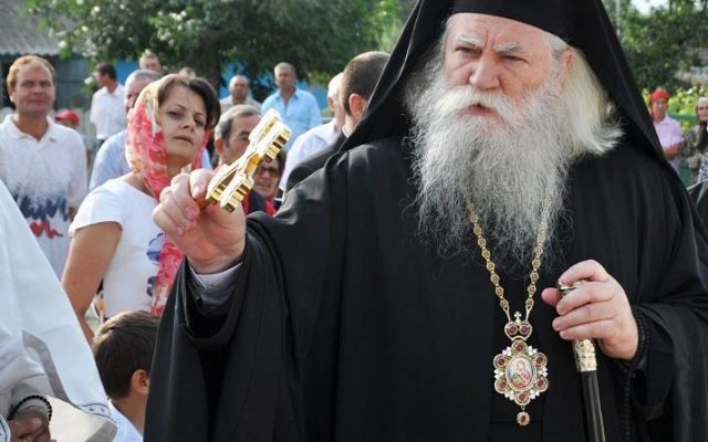  Arhiepiscopul Calinic Botoșăneanul le cere preoților să nu facă trafic de țigări și lemn