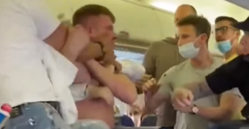  VIDEO: Doi pasageri, bătuți în avion de ceilalți pentru că nu voiau să poarte mască. IMAGINI cu PUTERNIC IMPACT EMOȚIONAL