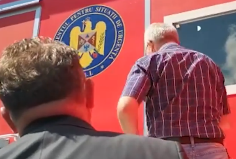  (VIDEO) Moment penibil în timpul vizitei Ministrului Sănătății: Ușa Unității de Terapie Intensivă mobilă era blocată