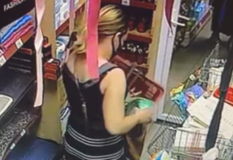 VIDEO: Hoață prinsă la furat în magazin. Metoda prin care pleca cu produse fără să le plătească deși era filmată