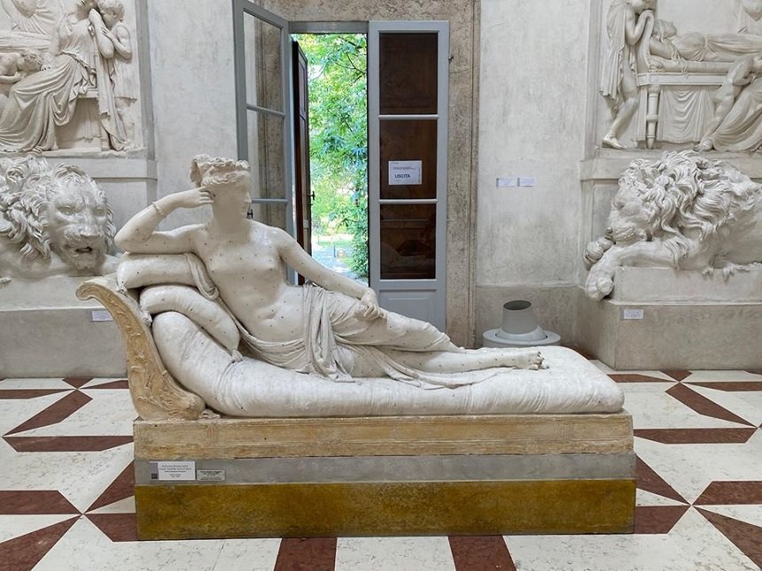  S-a așezat în poalele unei sculpturi dintr-un muzeu veneţian și i-a rupt două degete