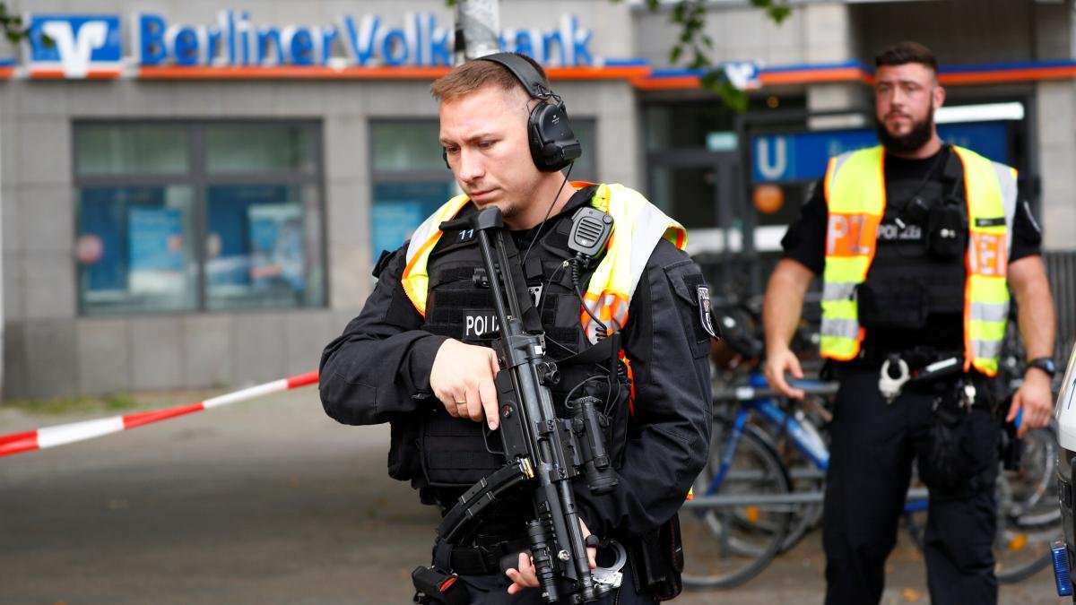  Un ranit si schimburi de focuri de arma intr-o tentativa de jaf la o banca in Berlin