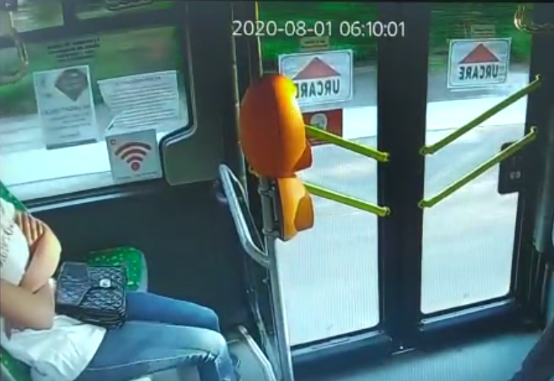  Șoferii CTP din Iași caută o tânără căreia i-au căzut banii din buzunar într-un autobuz 27