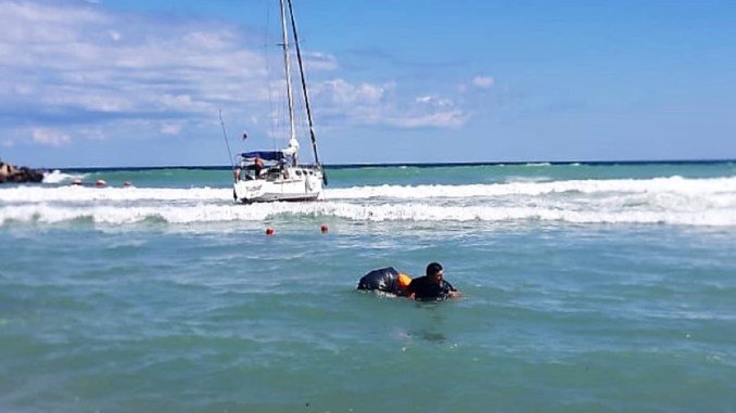  VIDEO: Șapte turiști, în pericol de înec la Eforie Nord după ce barca de agrement în care i-a dus în larg a eșuat. Au mers pompierii după ei